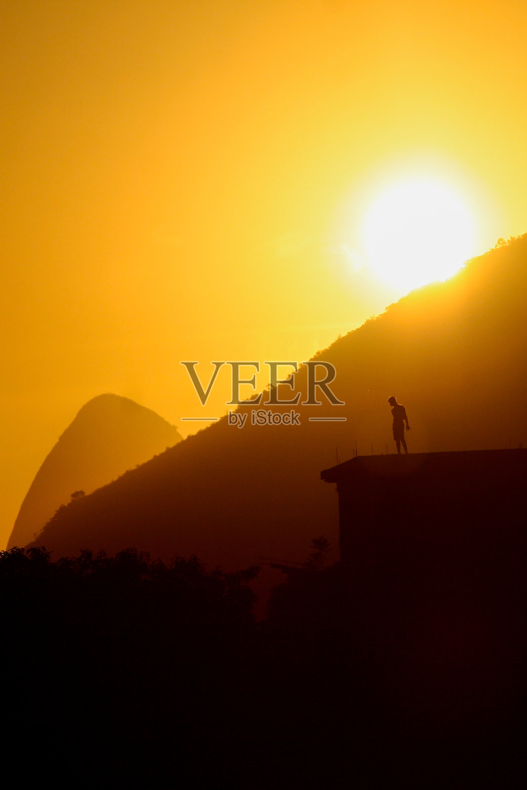 在巴西里约热内卢的贫民窟“Babilônia”山顶上的日落。照片摄影图片