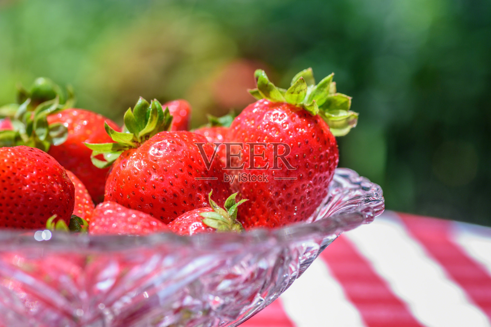新鲜草莓在水晶碗的特写照片摄影图片