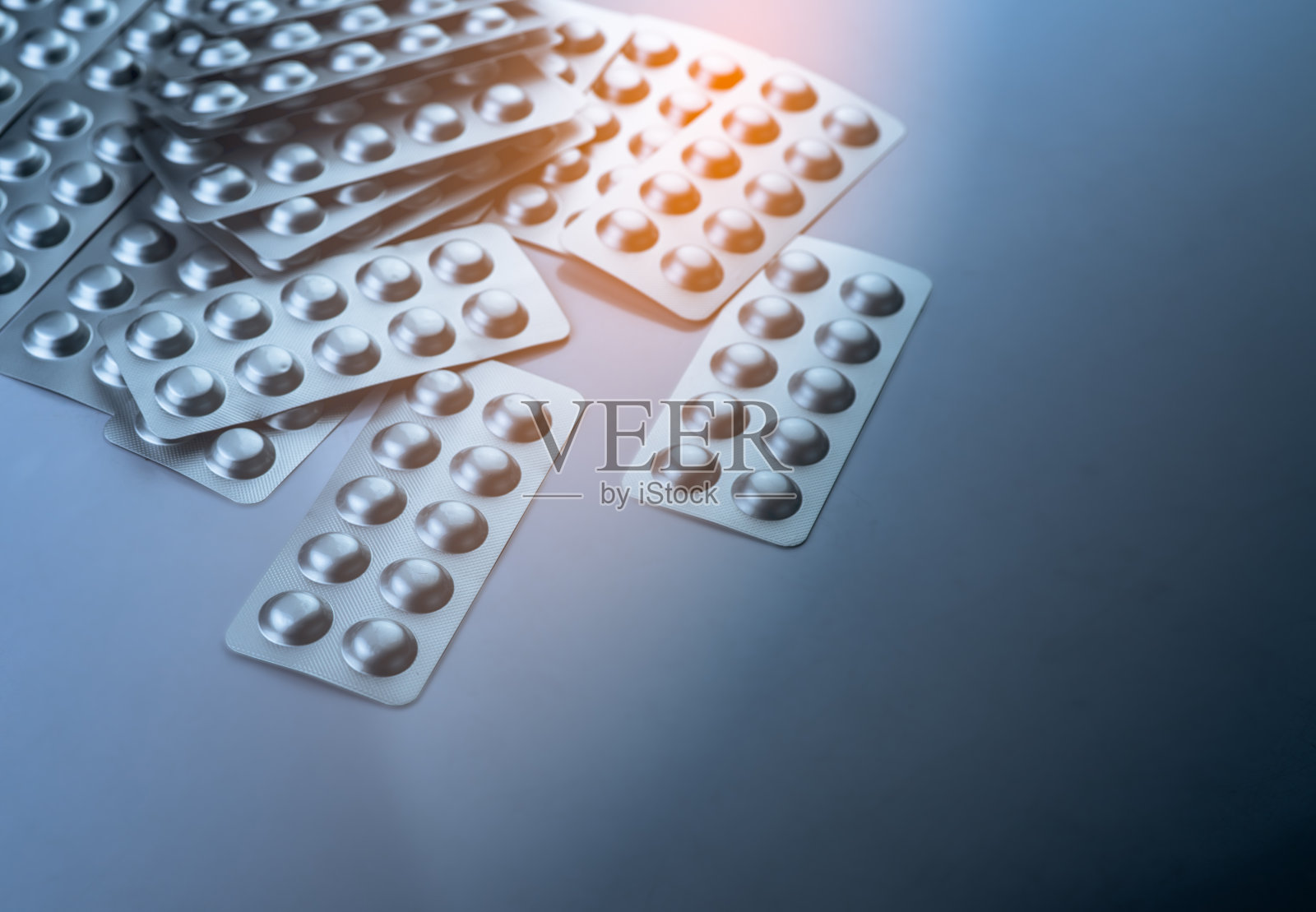 用泡罩包装的药片，用于遮光。银铝箔吸塑包装。制药行业。药店的产品。药品召回和退出市场的概念照片摄影图片