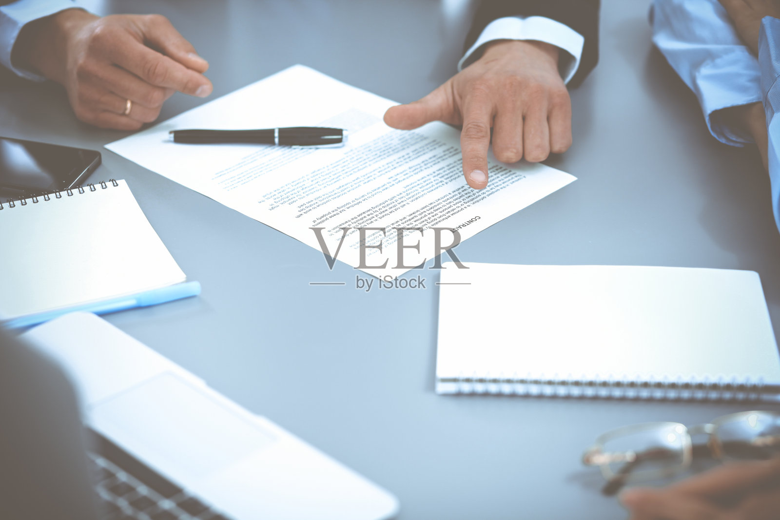 一群商务人士在开会讨论合同照片摄影图片