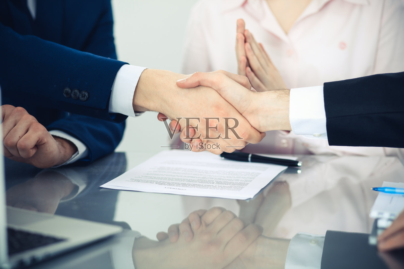 商务人士在会议结束时握手。协商成功时握手照片摄影图片