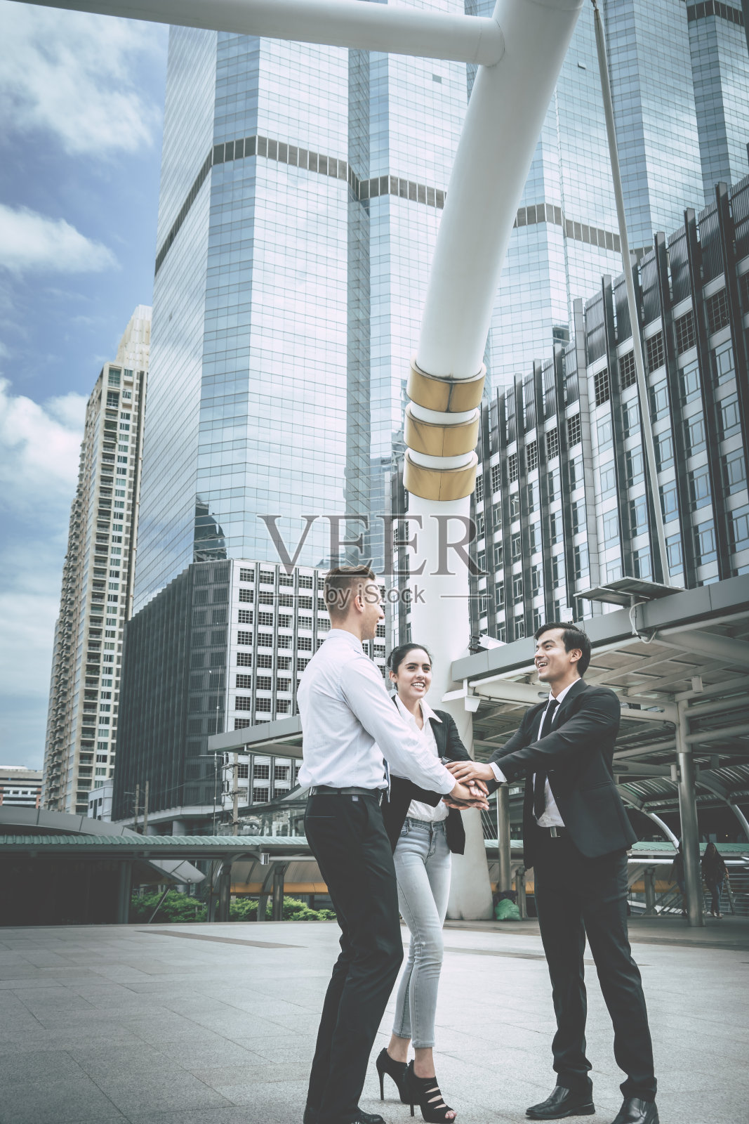 三手一起参加户外团队概念商务会议照片摄影图片