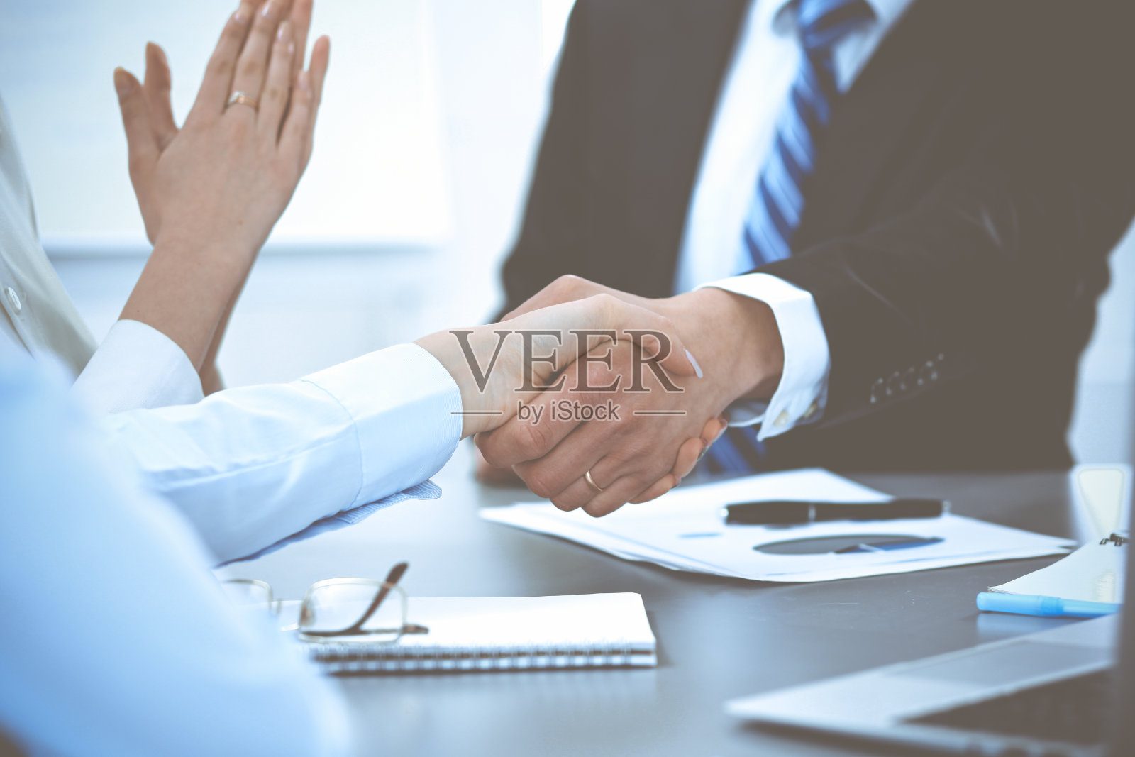 商务人士握手，结束会议照片摄影图片
