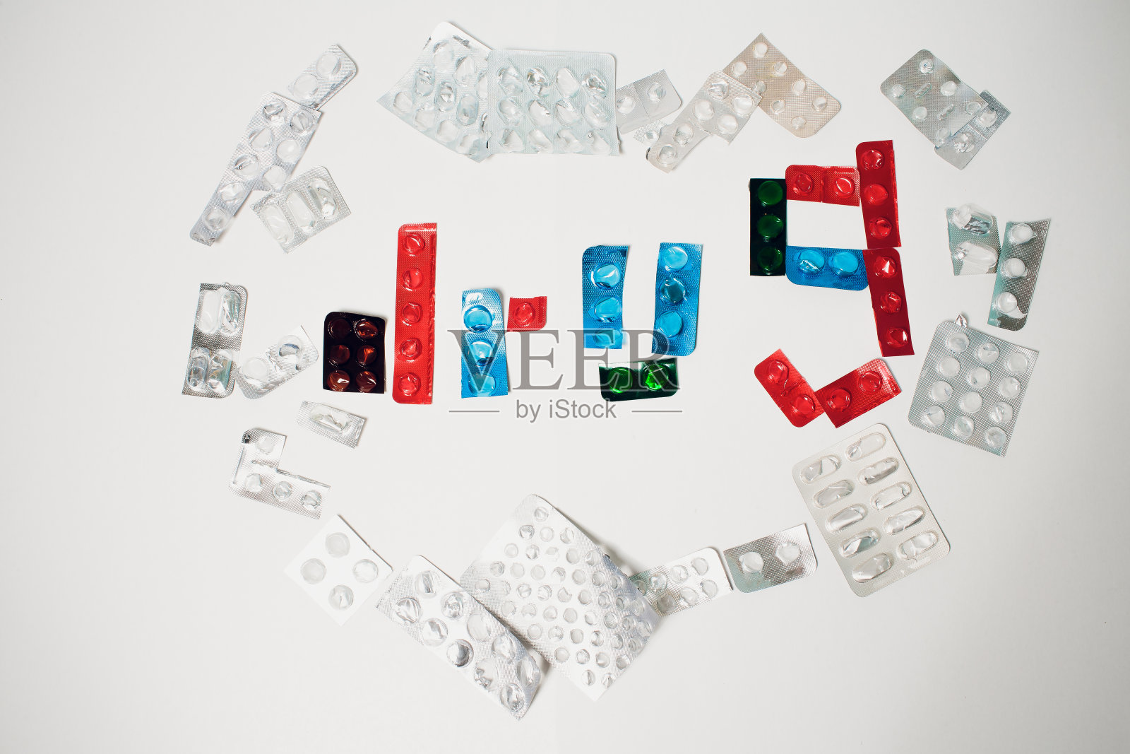 药丸包装上的白色背景的特写。词的药物照片摄影图片