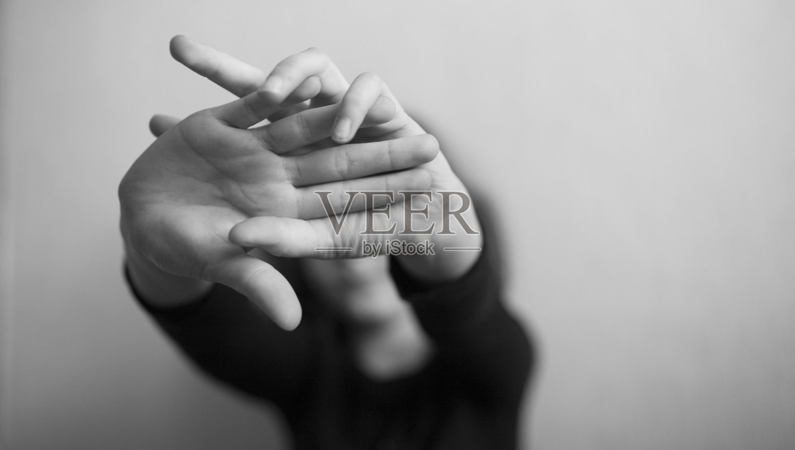 小女孩用手保护自己照片摄影图片