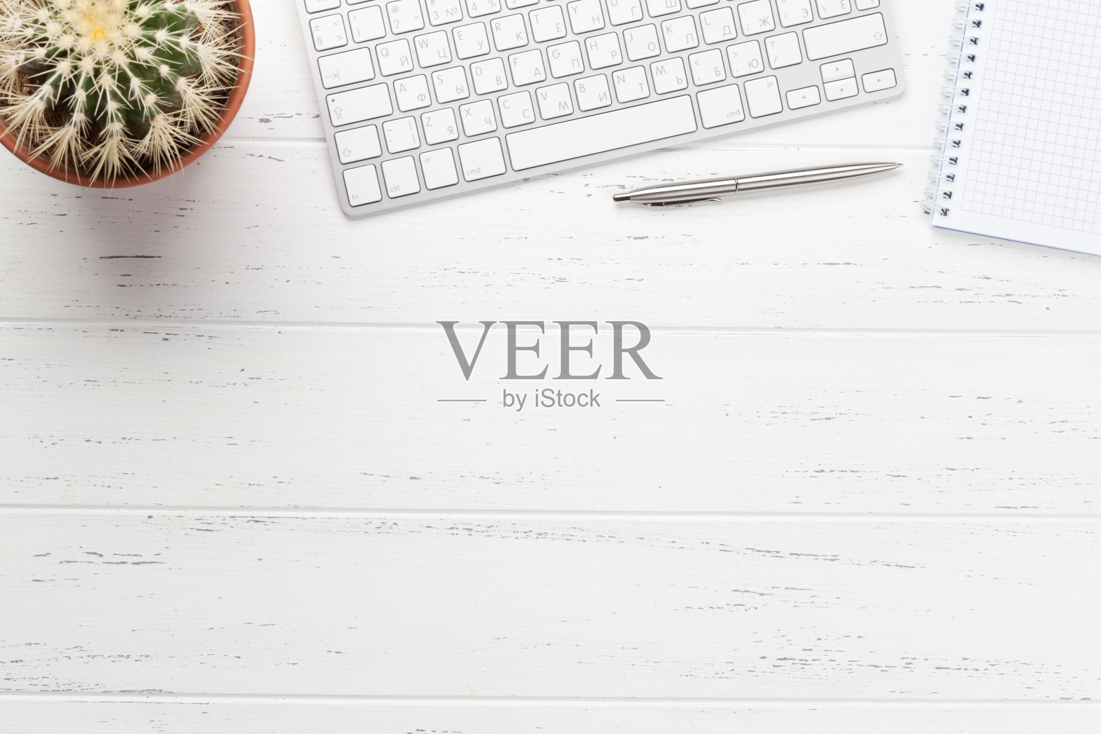 办公室工作桌上的电脑和用品照片摄影图片