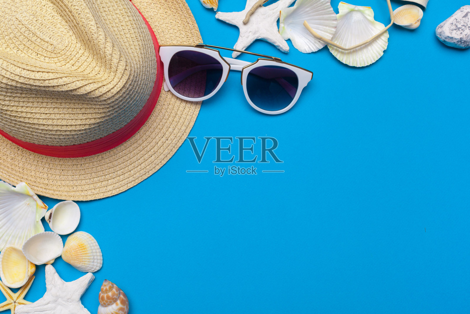 蓝色背景上的沙滩装和配饰照片摄影图片