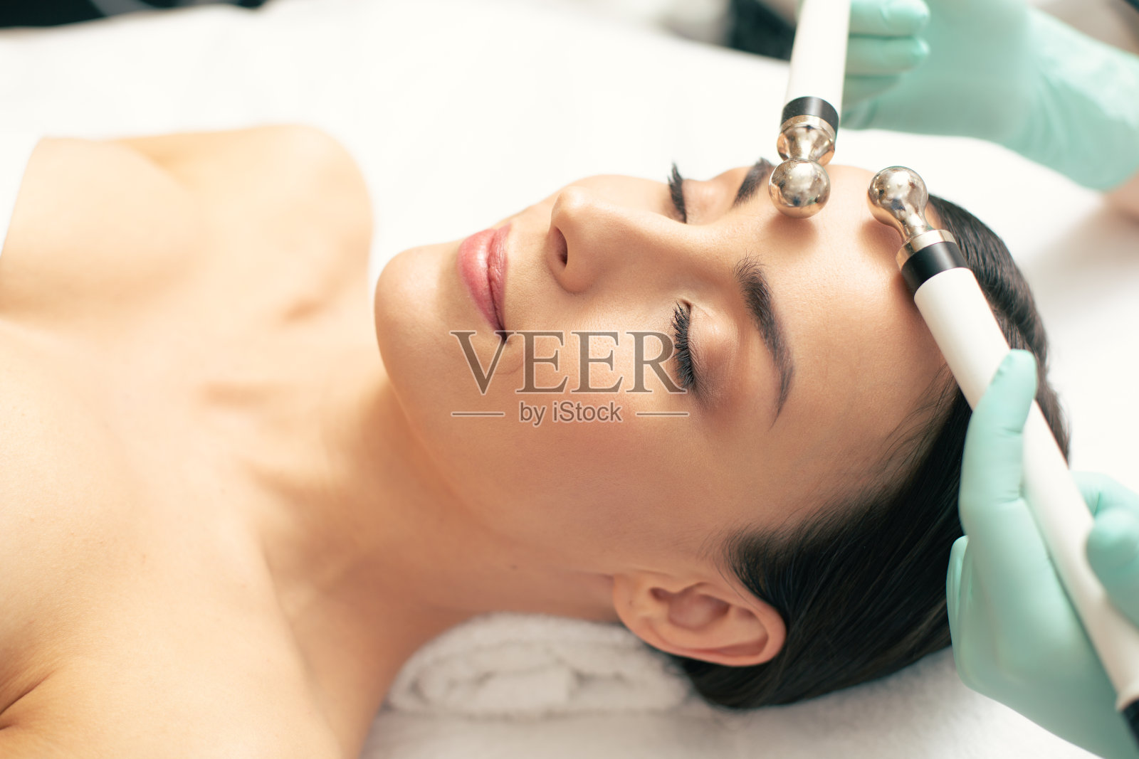 安静的女人在微电流疗法中闭上眼睛照片摄影图片