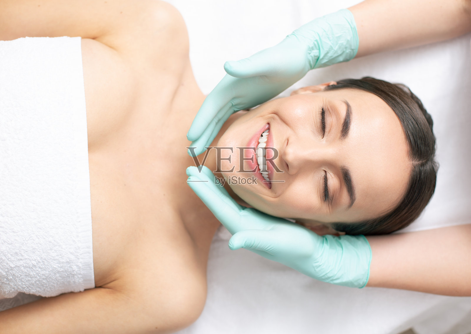 高兴的女人闭上眼睛看她的美容师照片摄影图片