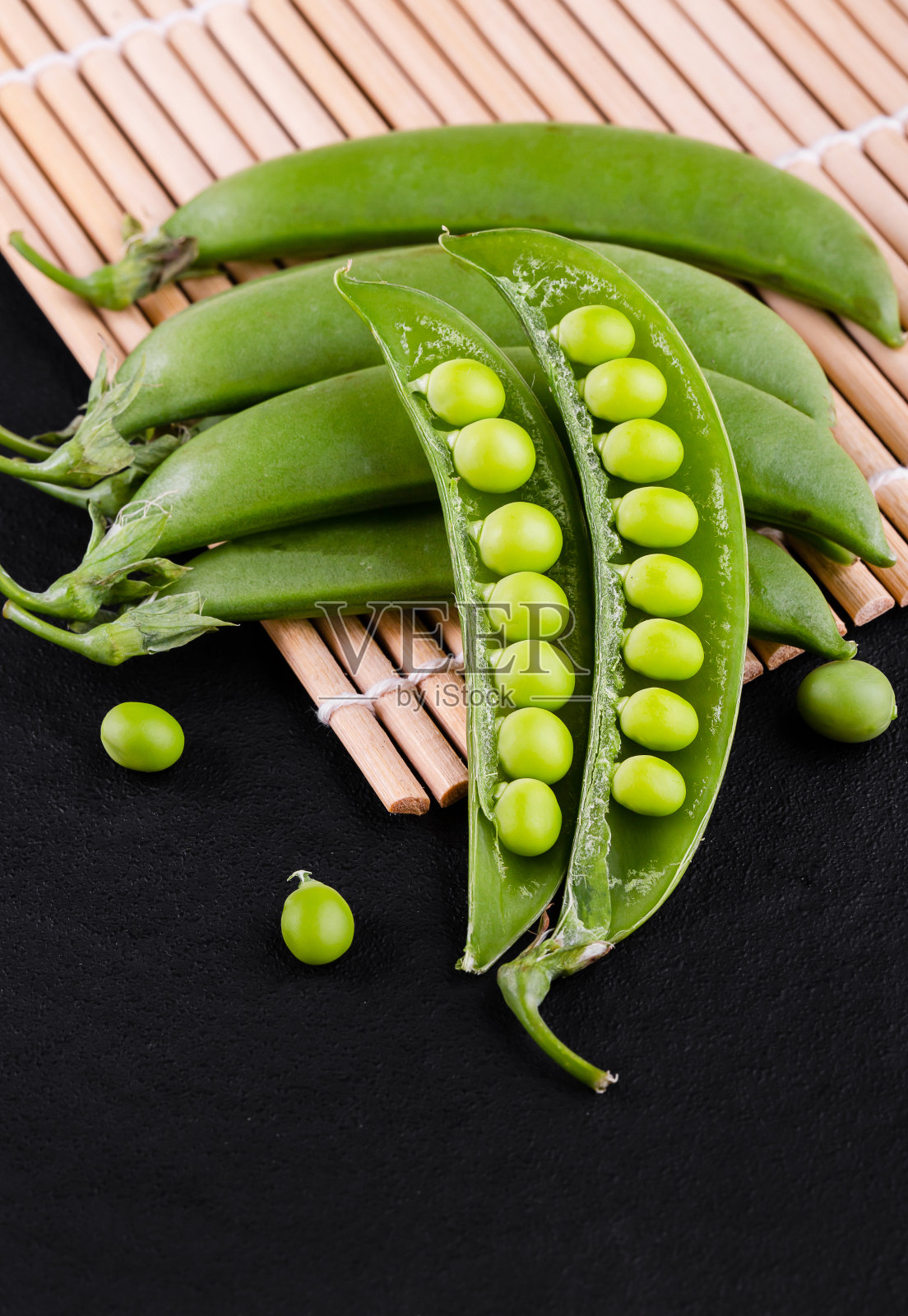 糖脆豌豆和薄荷在一个乡村的木材背景照片摄影图片