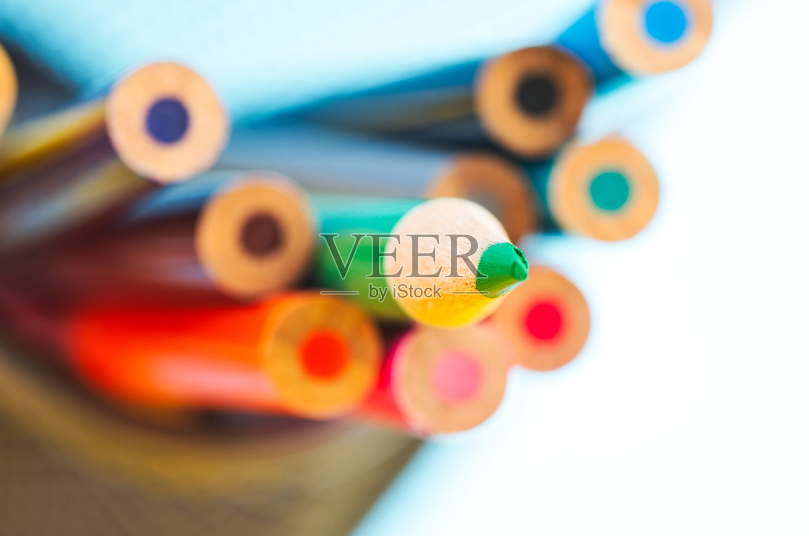 特写图像的彩色铅笔在美丽的混响梯度背景照片摄影图片