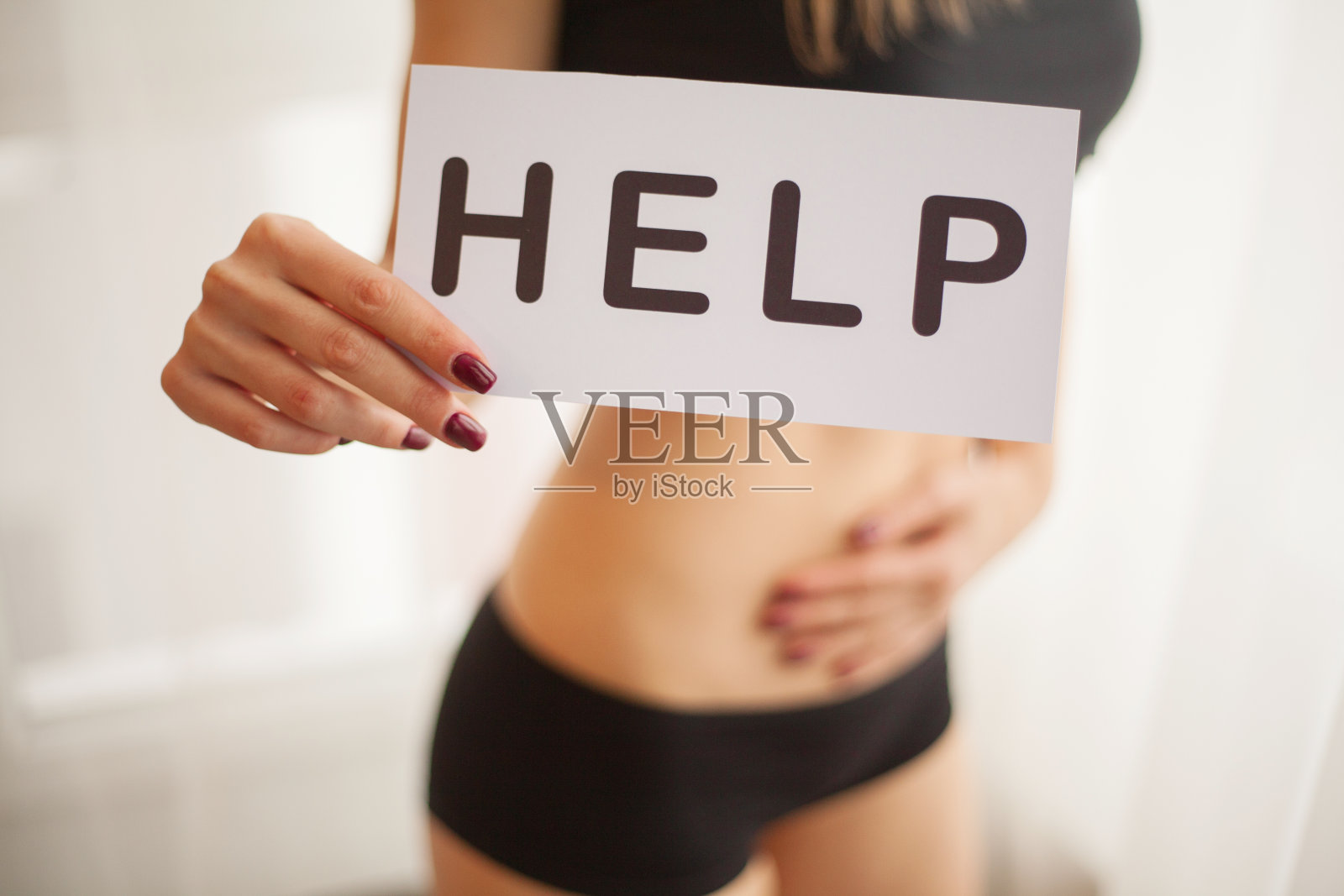 阴道或尿路感染及问题的概念。年轻女子拿着纸与帮助以上的胯部照片摄影图片