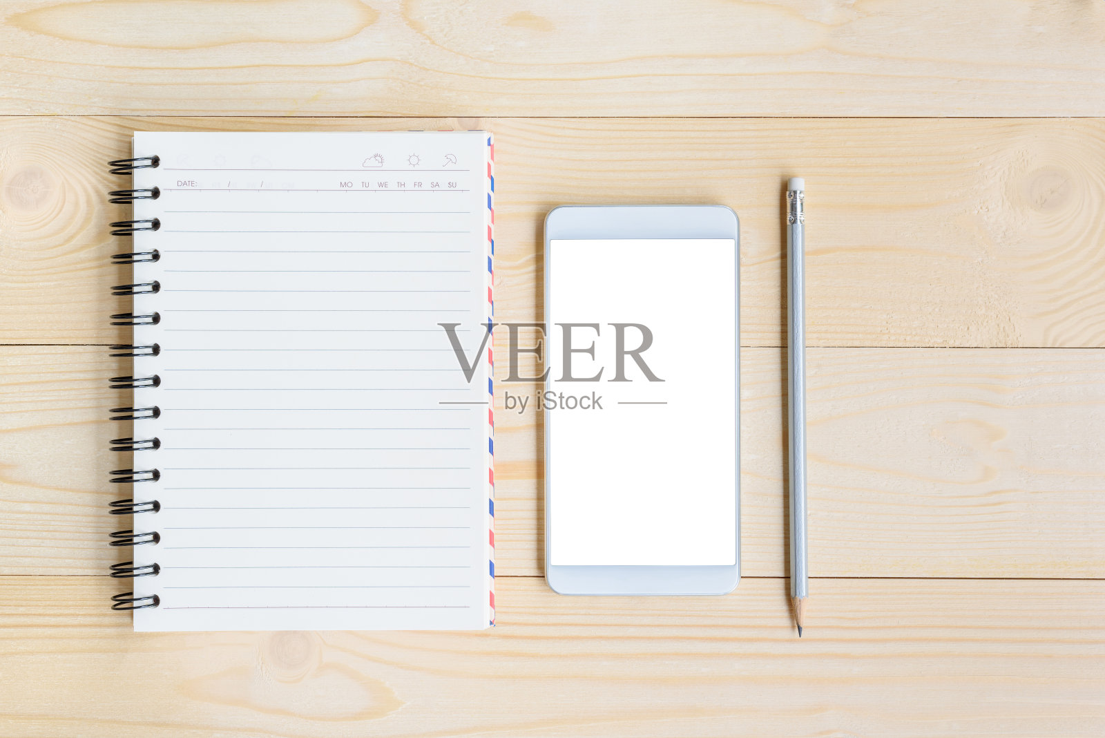 俯视图/平铺的空白页螺旋或翻转记事本/白色打开日记簿与线条，智能手机，铅笔在木桌上，用于写战略计划，约会，时间表照片摄影图片