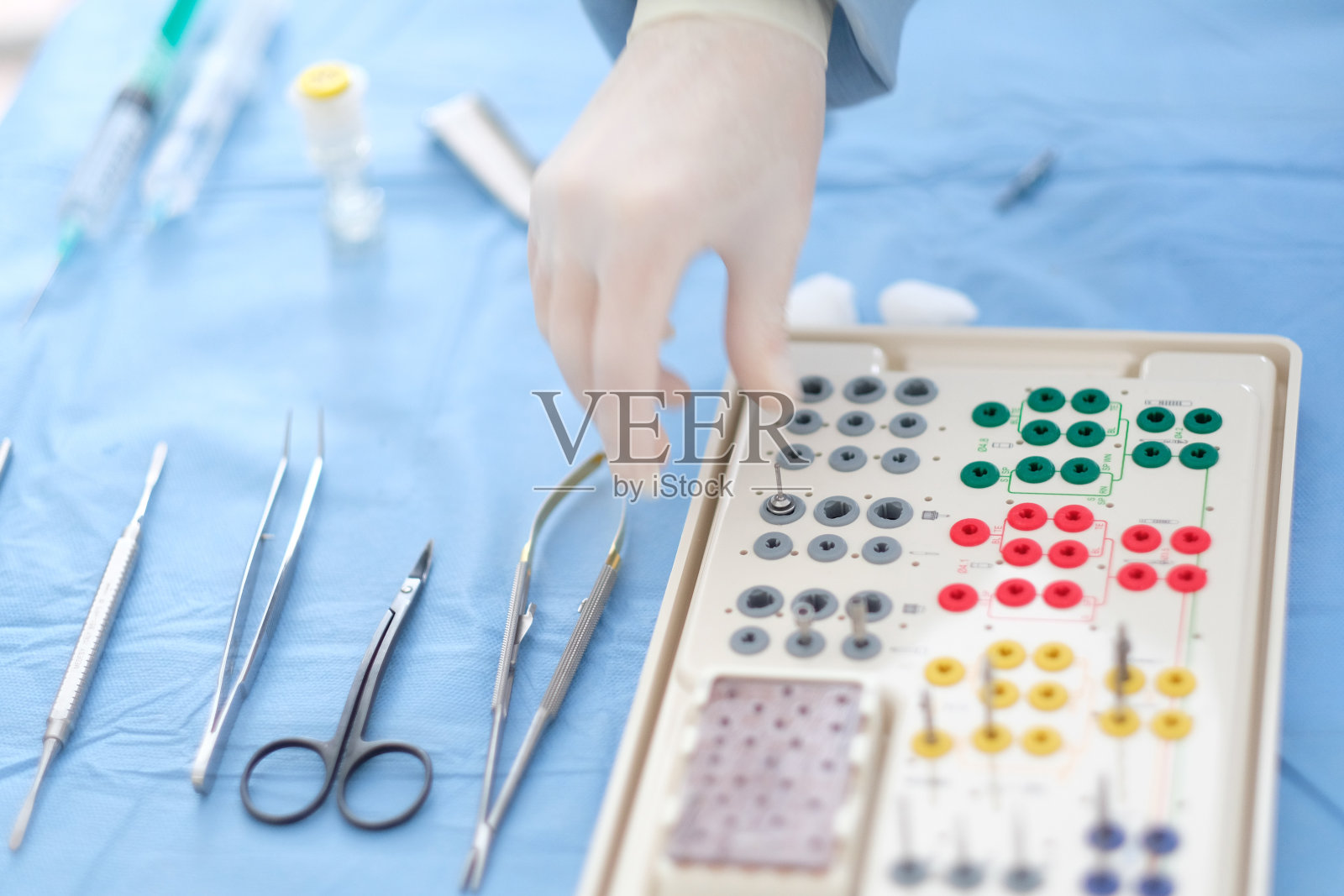 牙医拿着准备好的器械照片摄影图片