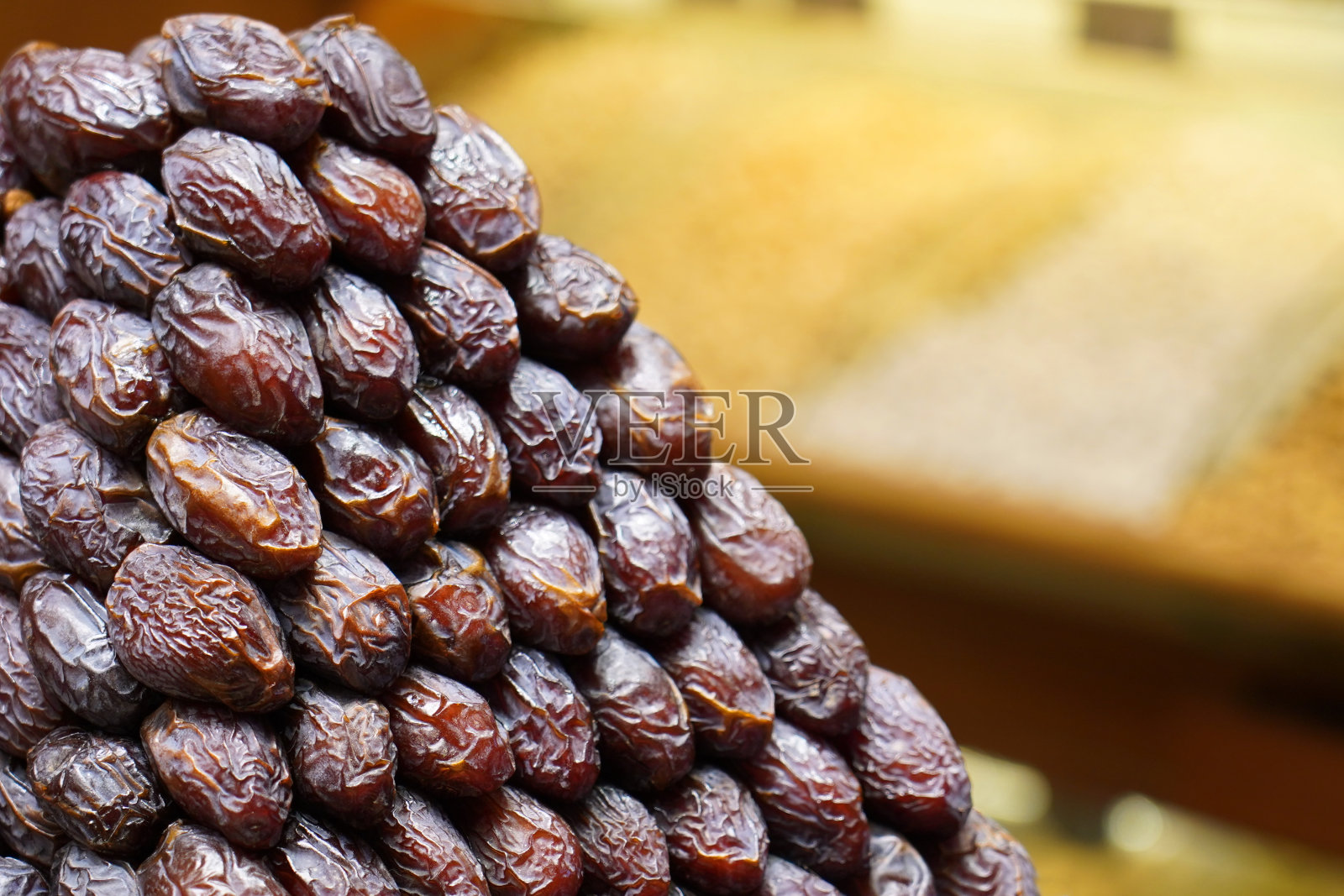 巴扎摊位上堆叠的枣椰果照片摄影图片