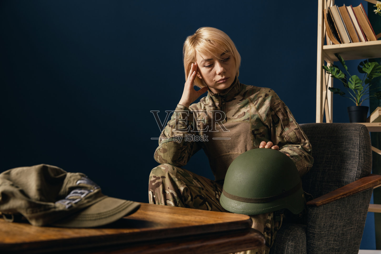 年轻女兵的肖像照片摄影图片