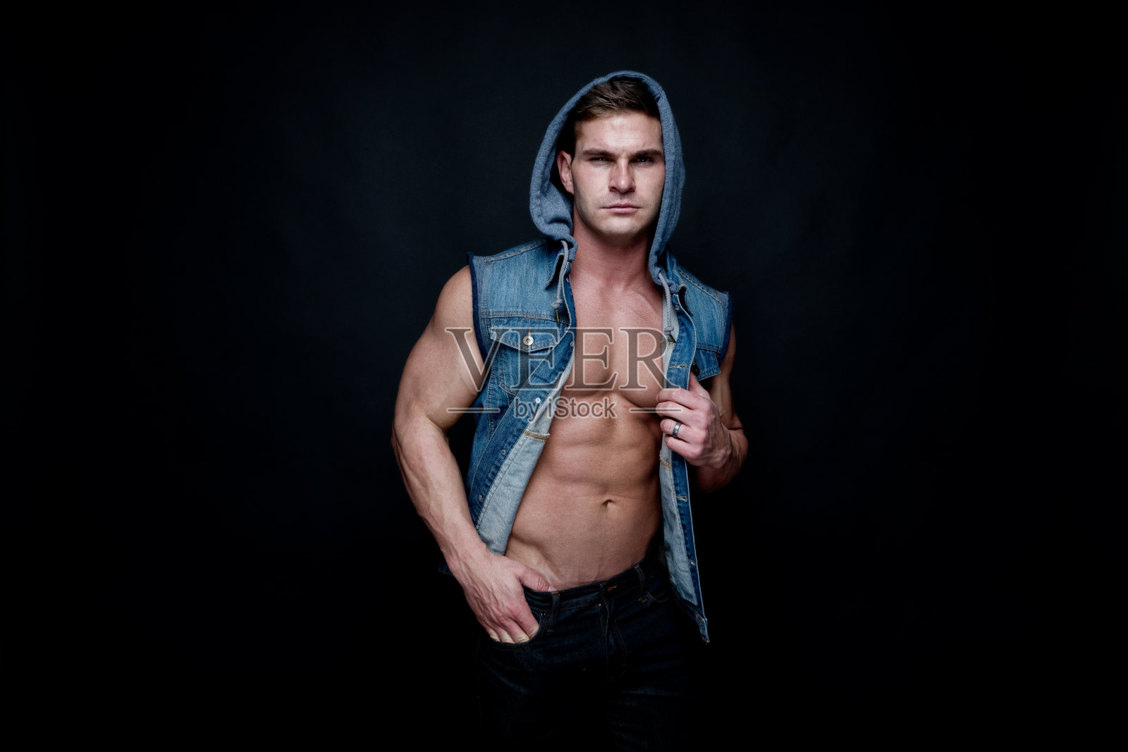 性感肌肉男子穿着牛仔背心照片摄影图片