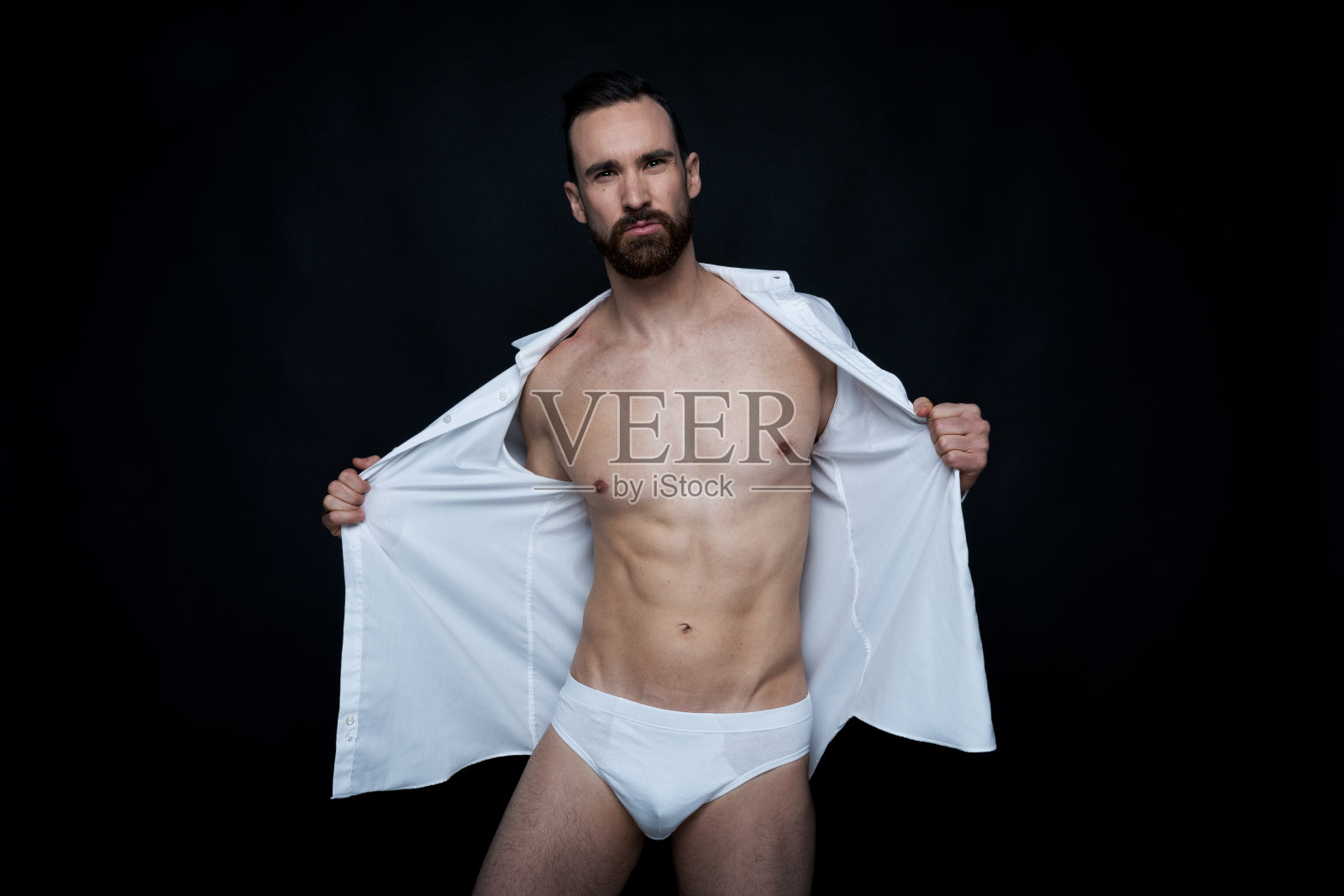 穿着白色内衣和白色衬衫的帅哥照片摄影图片