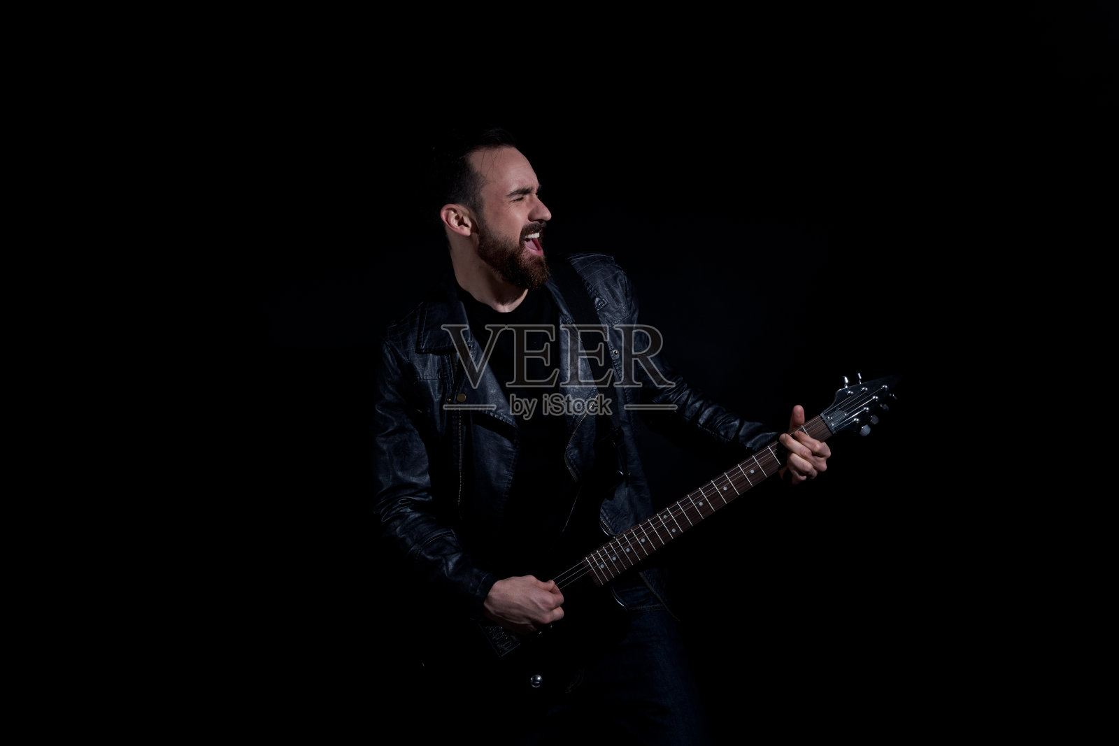 有魅力的男人在黑色背景上弹奏电吉他照片摄影图片
