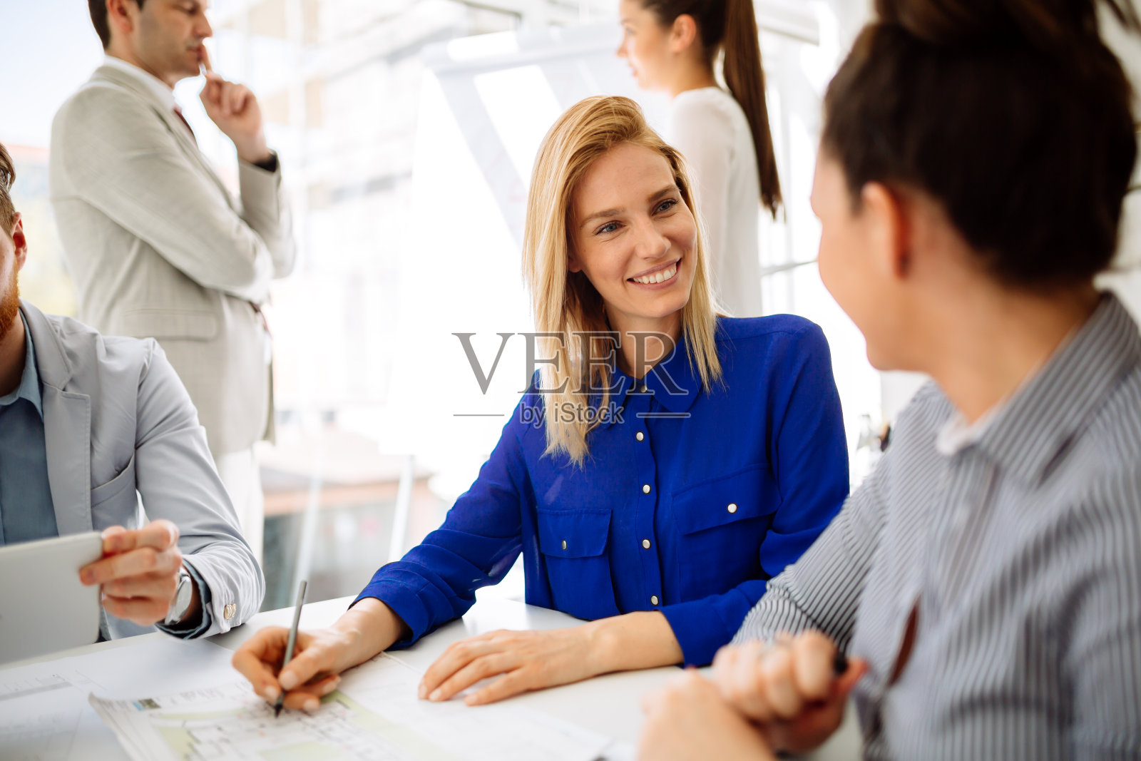 一组商务人员作为团队在办公室工作照片摄影图片