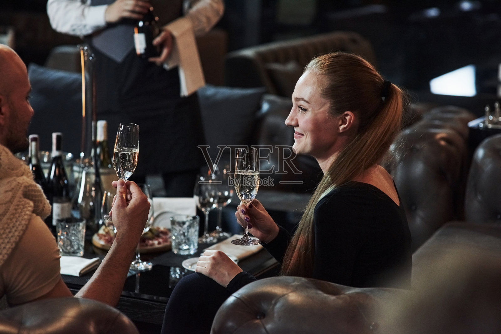 有放松。女孩和她的男朋友有一个美好的晚上在美丽的餐厅照片摄影图片