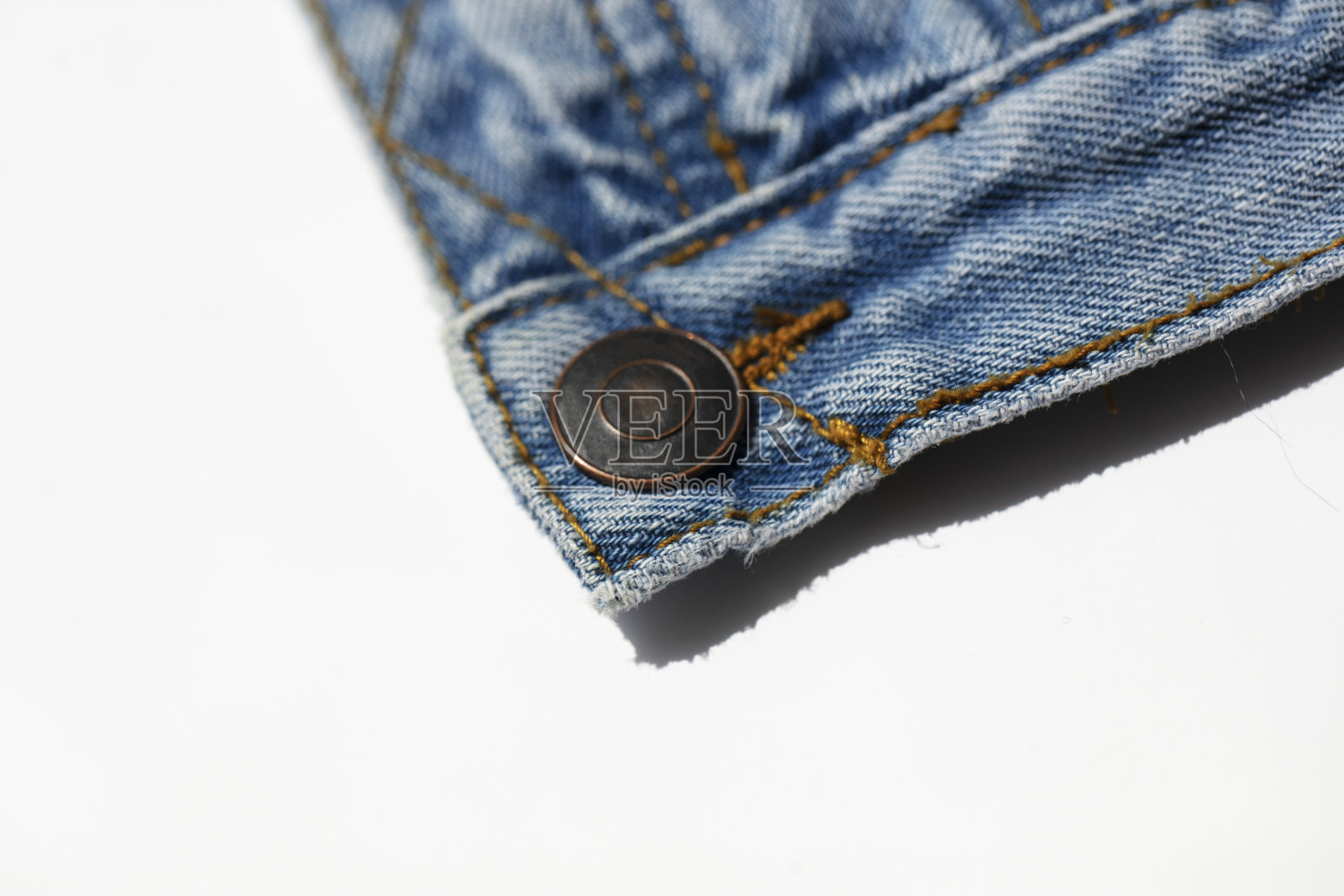 牛仔夹克上的金属纽扣照片摄影图片