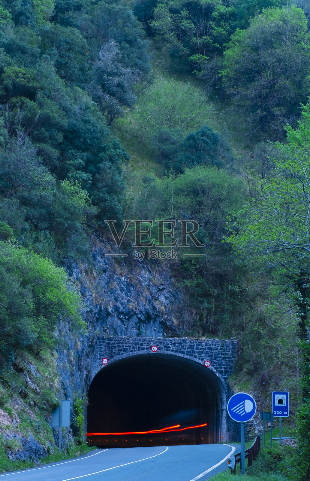 汽车灯在高速行驶，汽车在隧道中行驶照片摄影图片