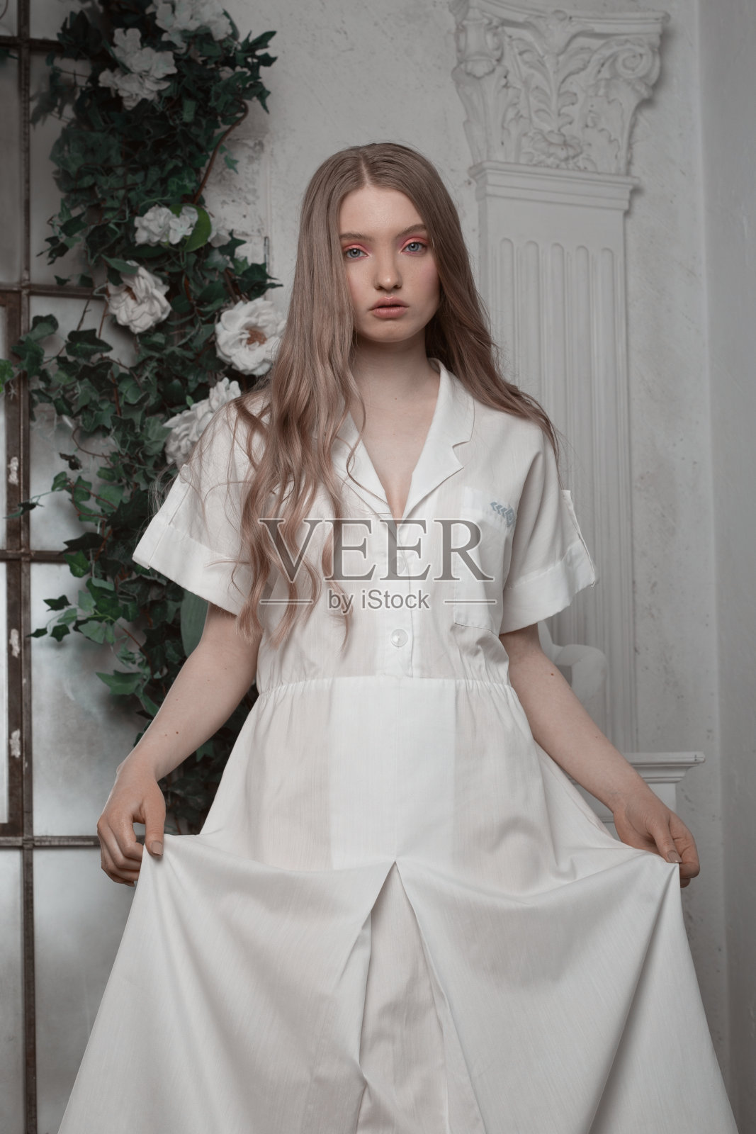 穿着维多利亚风格的漂亮年轻女子照片摄影图片