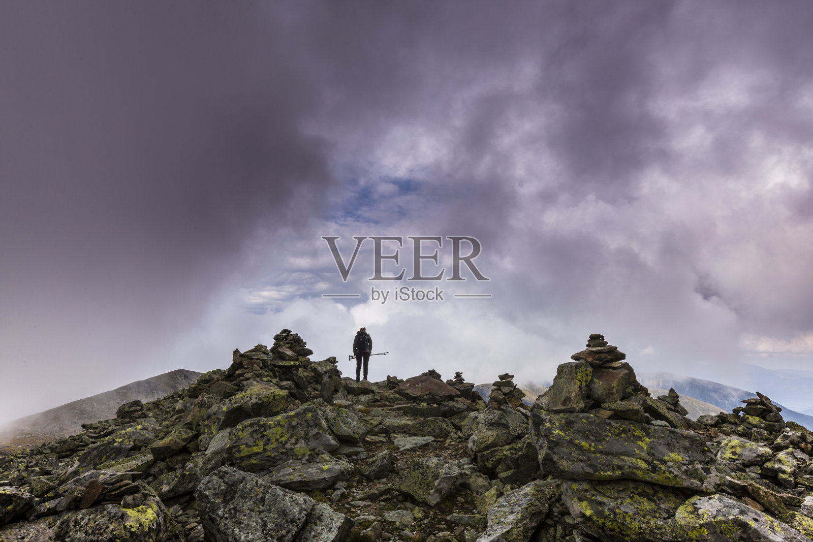 在特兰西瓦尼亚阿尔卑斯山脉的夏季，戏剧性的云景和山景，与雨云照片摄影图片