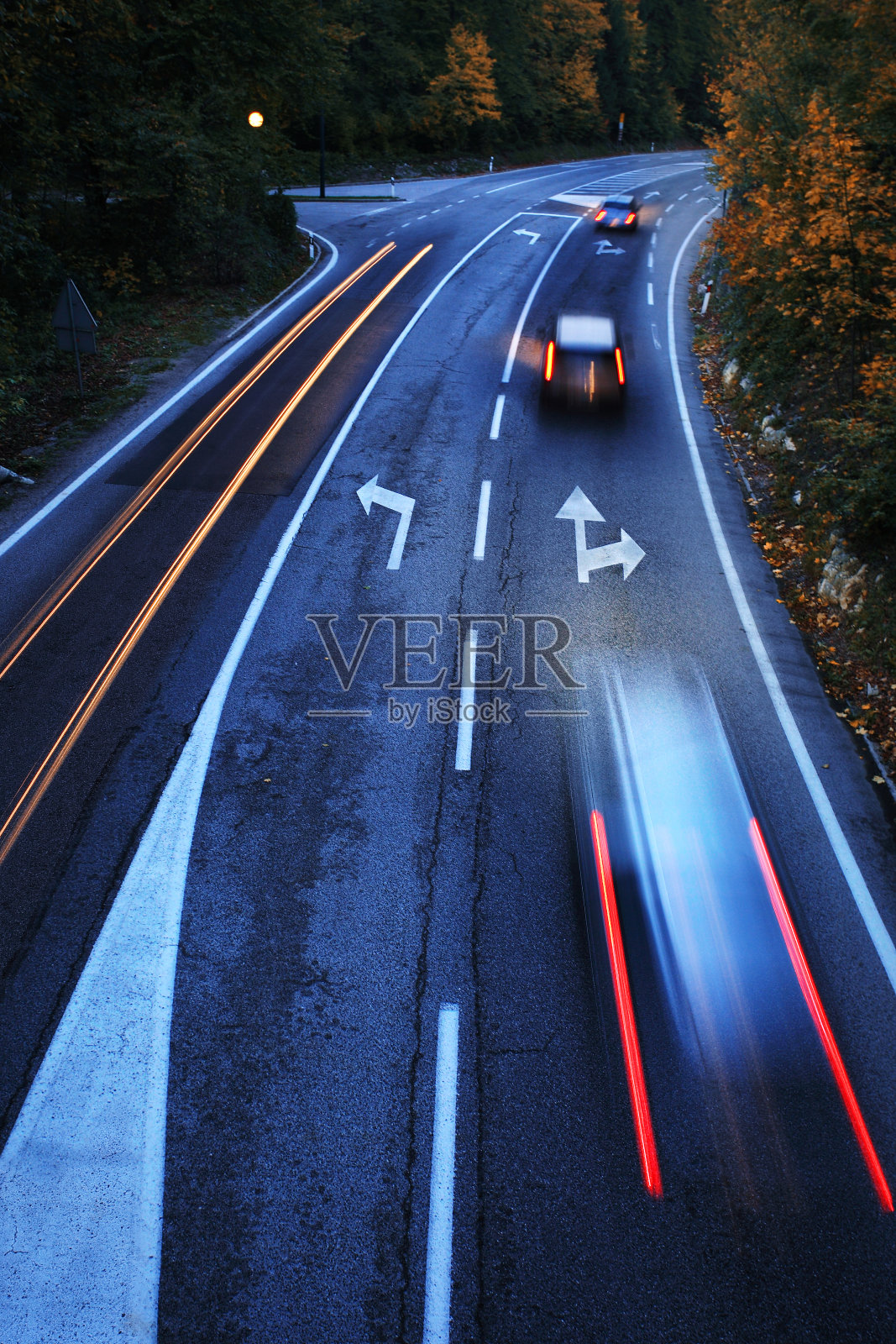 有汽车的高速公路在黄昏时变得模糊照片摄影图片