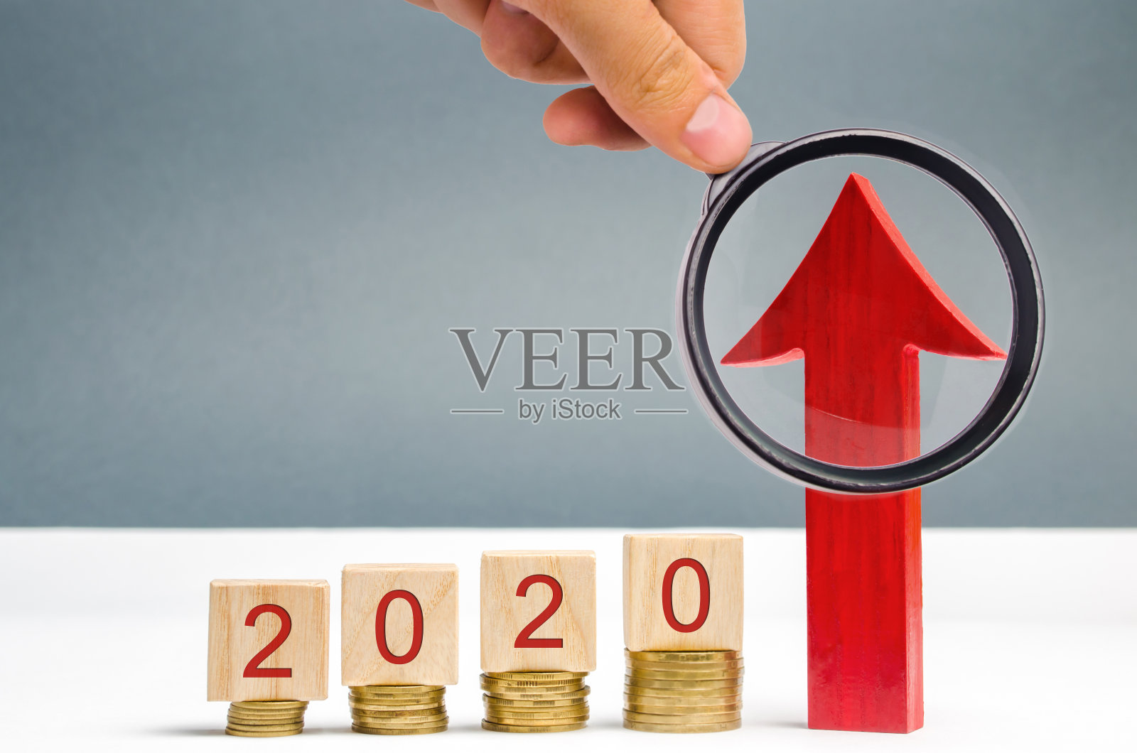 木块2020和红色箭头向上。商业和金融的概念。规划。投资未来。行动计划。投资和银行业。启动。增税。养老金支付。上升。增长照片摄影图片