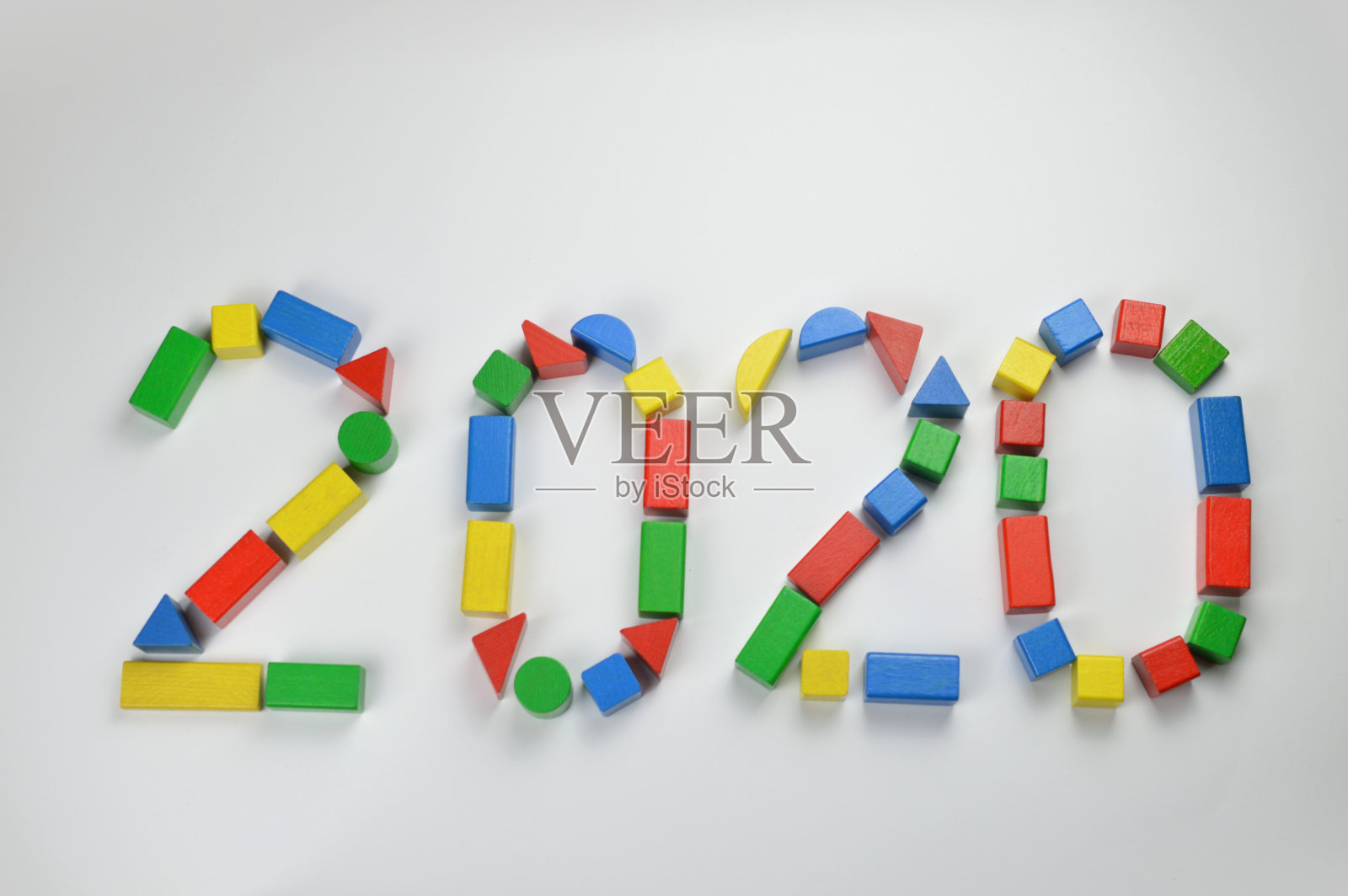 2020年的数字与彩色玩具积木照片摄影图片