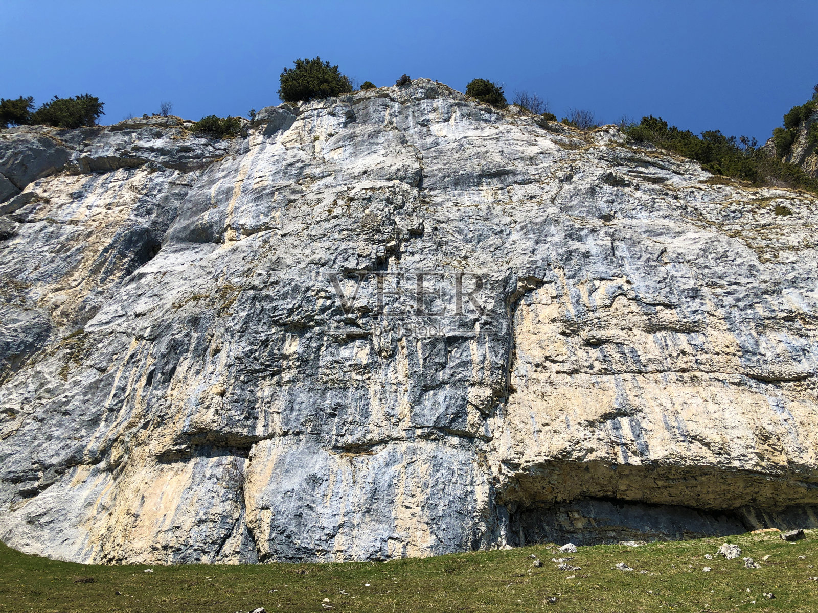 Äscher悬崖或Äscher-Felsen (Aescher-Felsen或Ascher-Felsen)在阿尔普斯坦山脉和阿彭策尔兰地区照片摄影图片