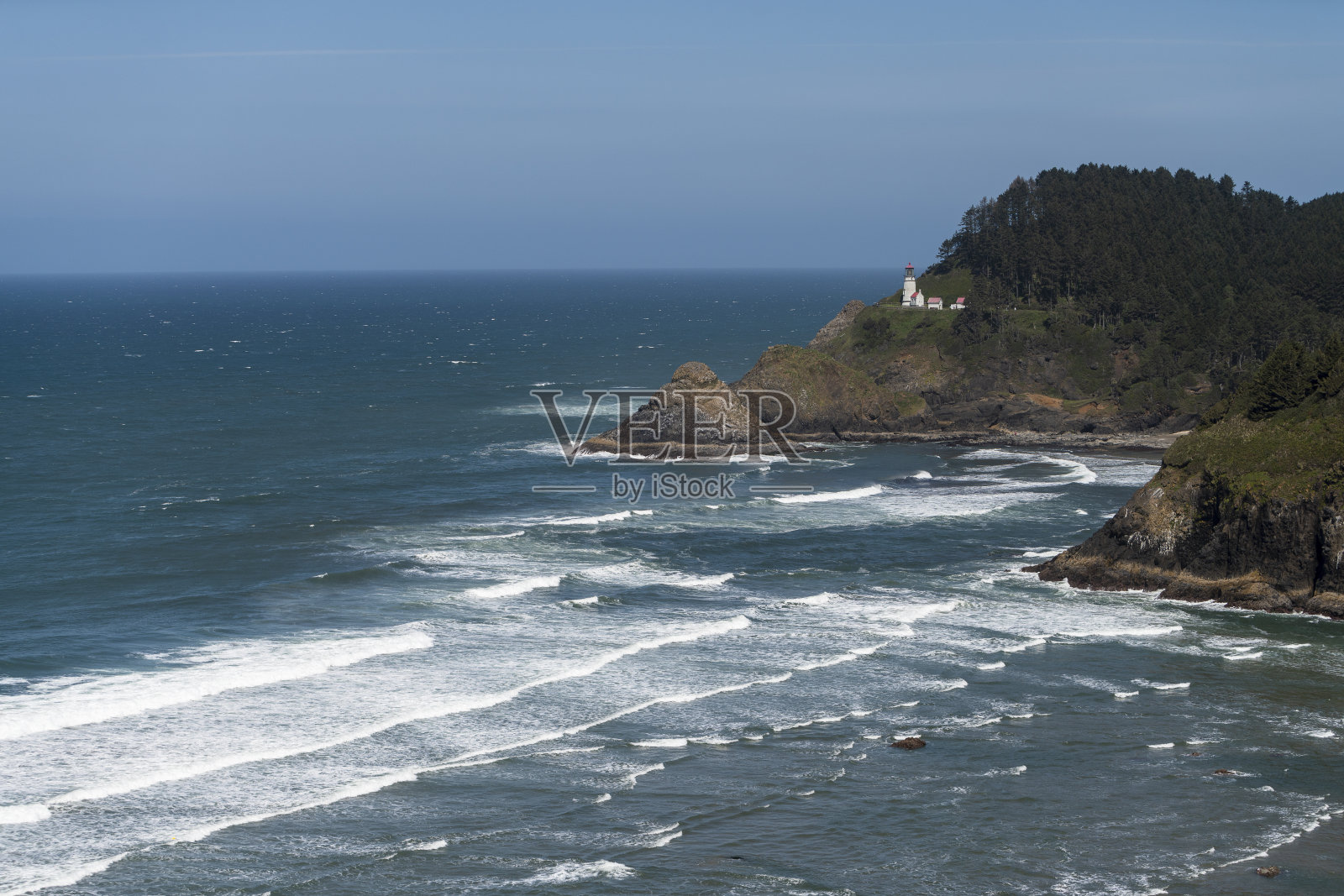 从101高速公路-俄勒冈海岸高速公路上看海克塔头灯塔。照片摄影图片