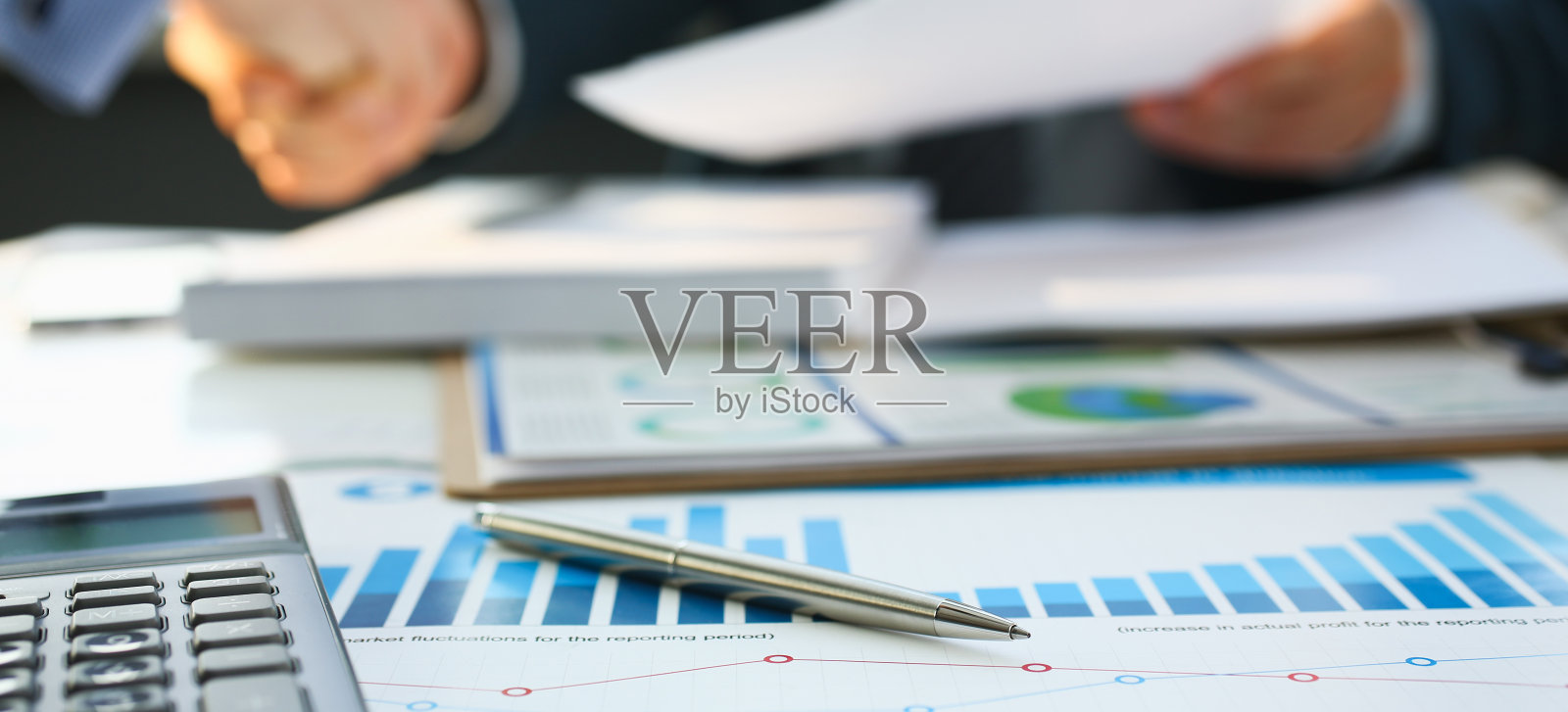 商人在sut握手在办公室特写照片摄影图片