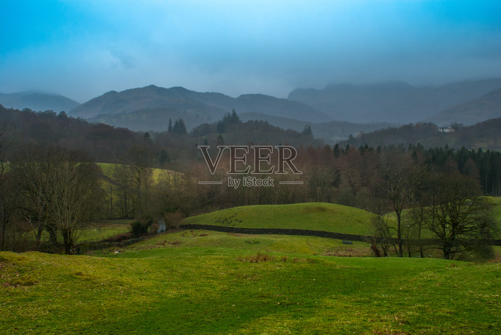美丽的山川在湖区。照片摄影图片