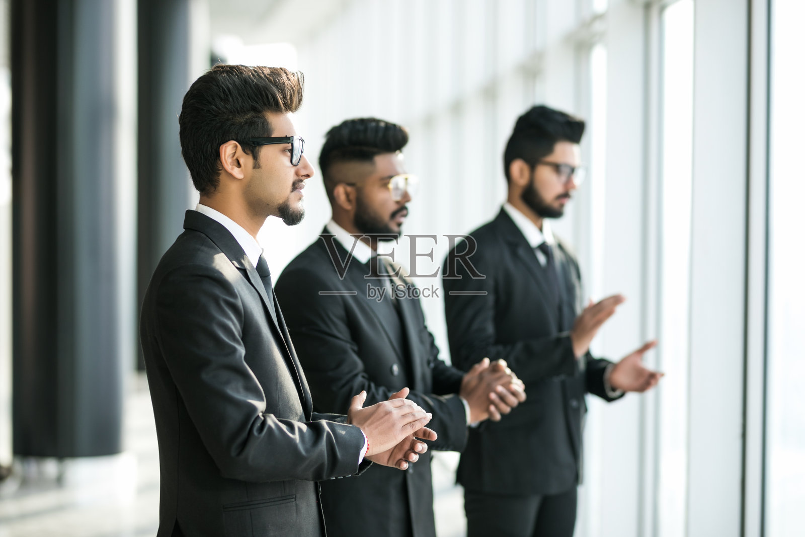 印度商人在现代办公室里为好消息鼓掌照片摄影图片