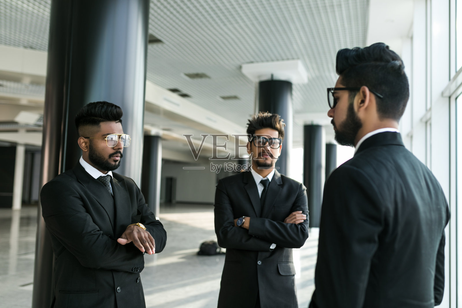 印度商业伙伴站在办公楼里讨论工作照片摄影图片