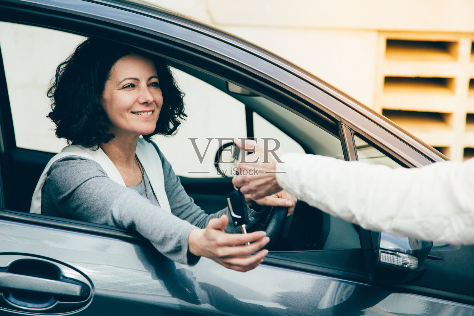 积极的女商人购买汽车照片摄影图片