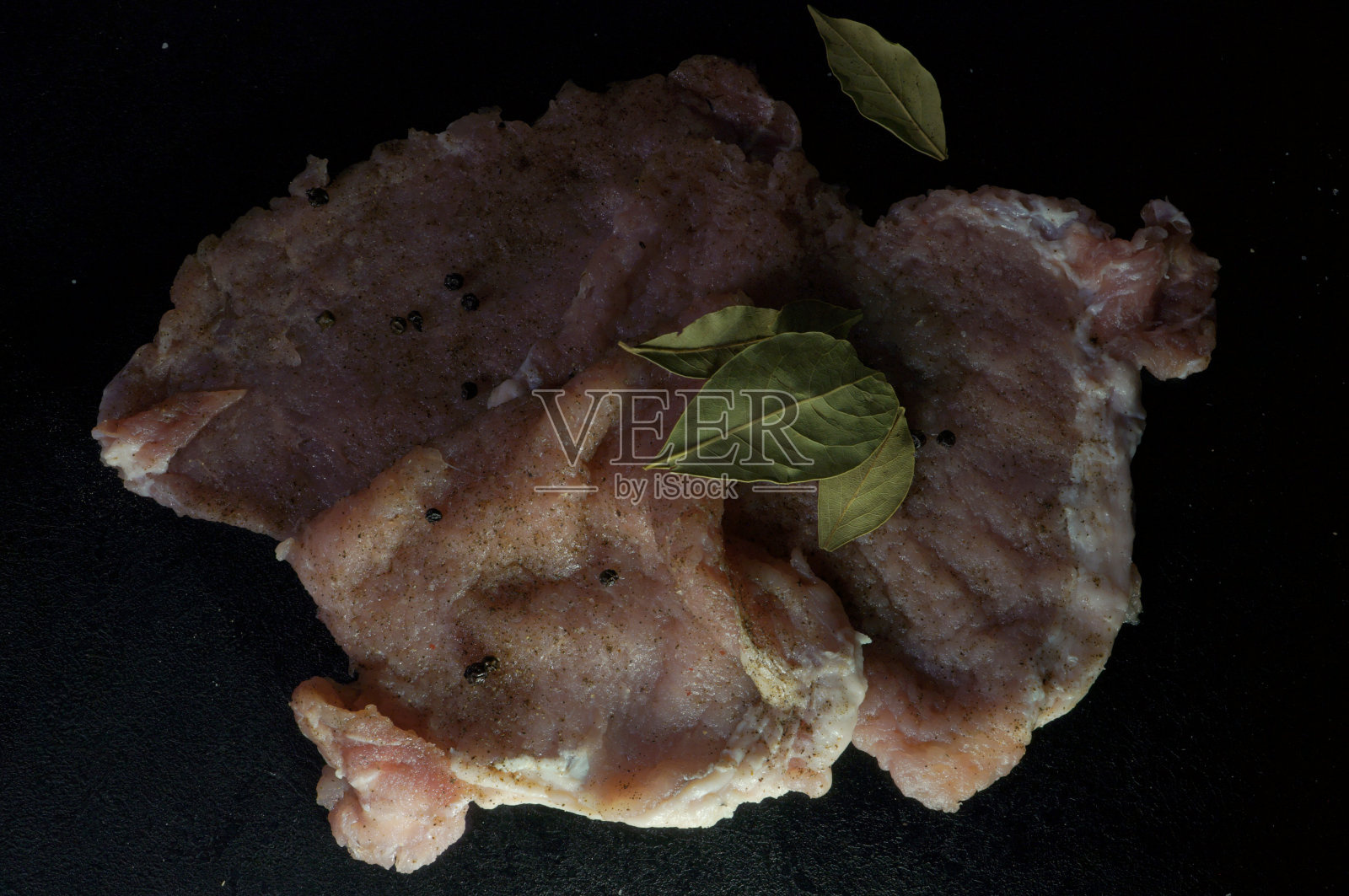 用香料做排骨的新鲜生肉。照片摄影图片