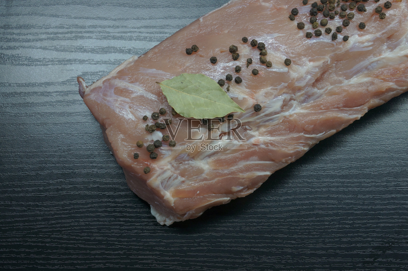 用香料做排骨的新鲜生肉。照片摄影图片