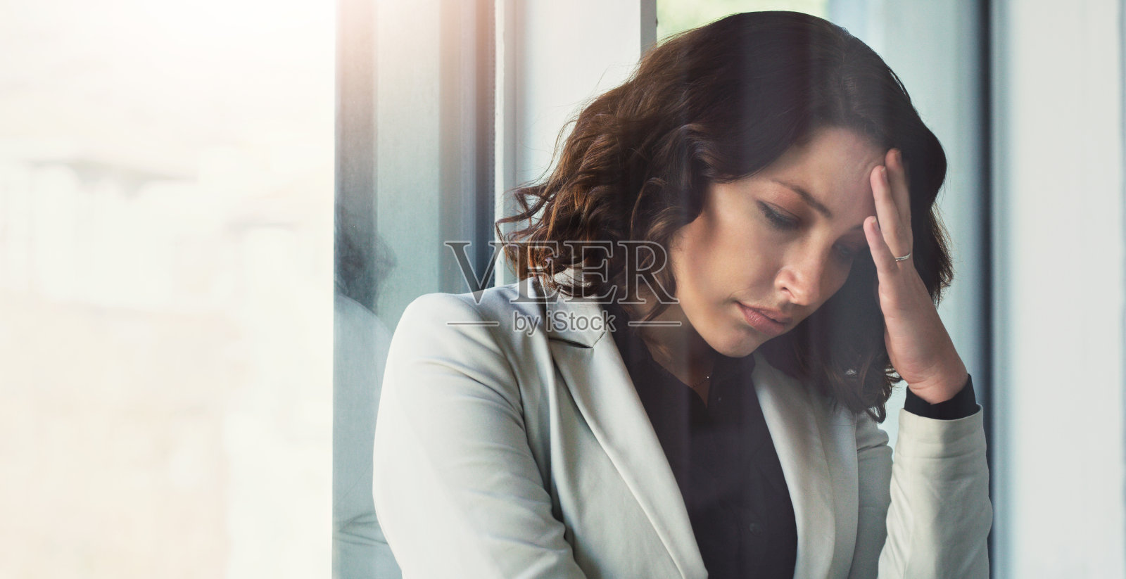 抑郁让她感到沉重照片摄影图片