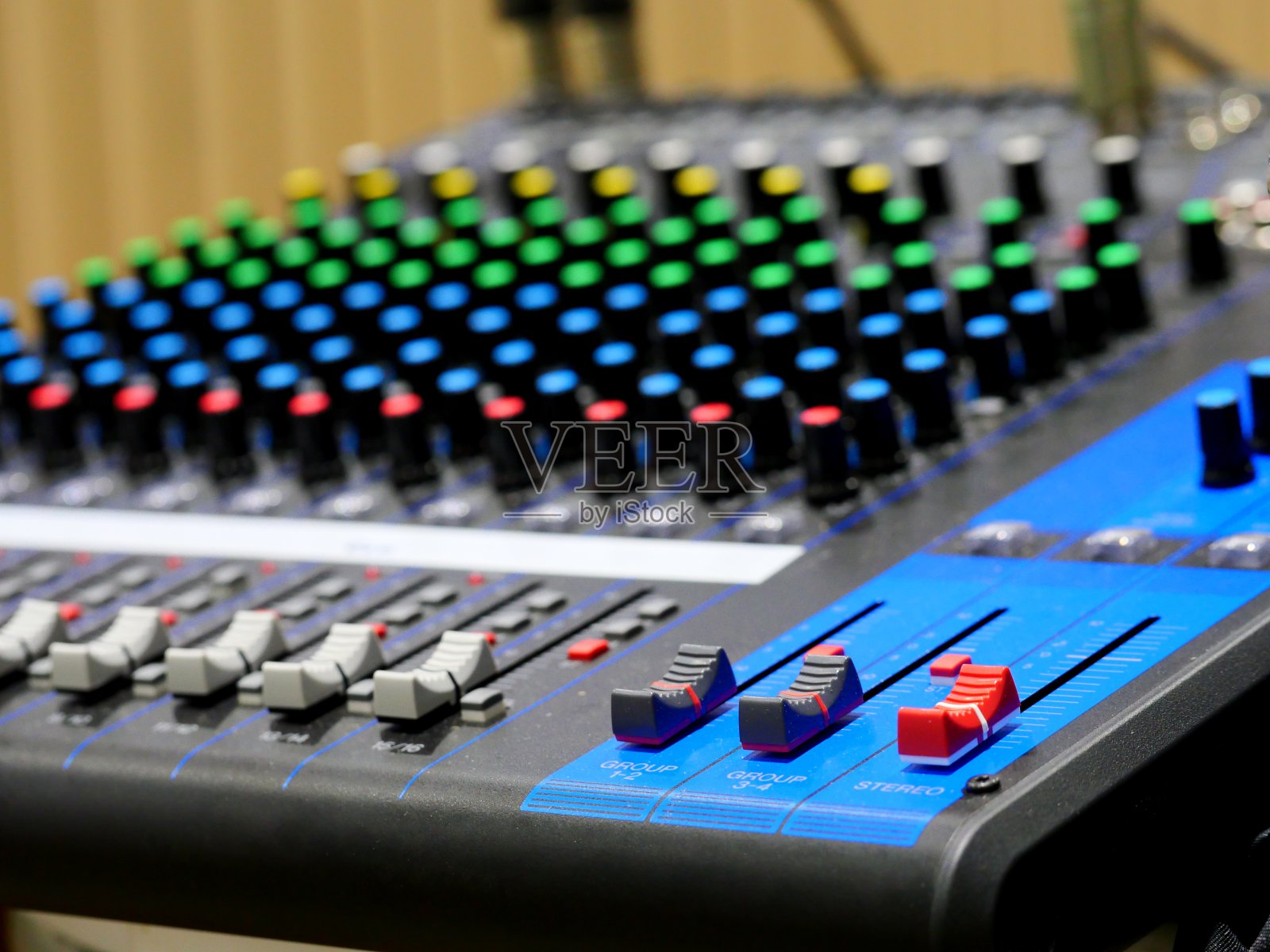 音乐混音器上有很多电缆照片摄影图片