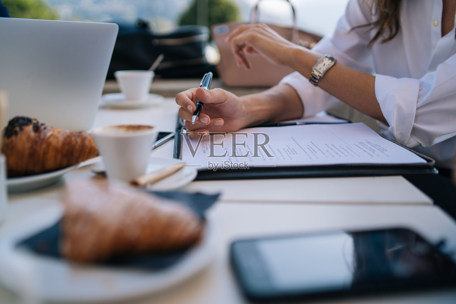 商务人士吃早餐讨论照片摄影图片