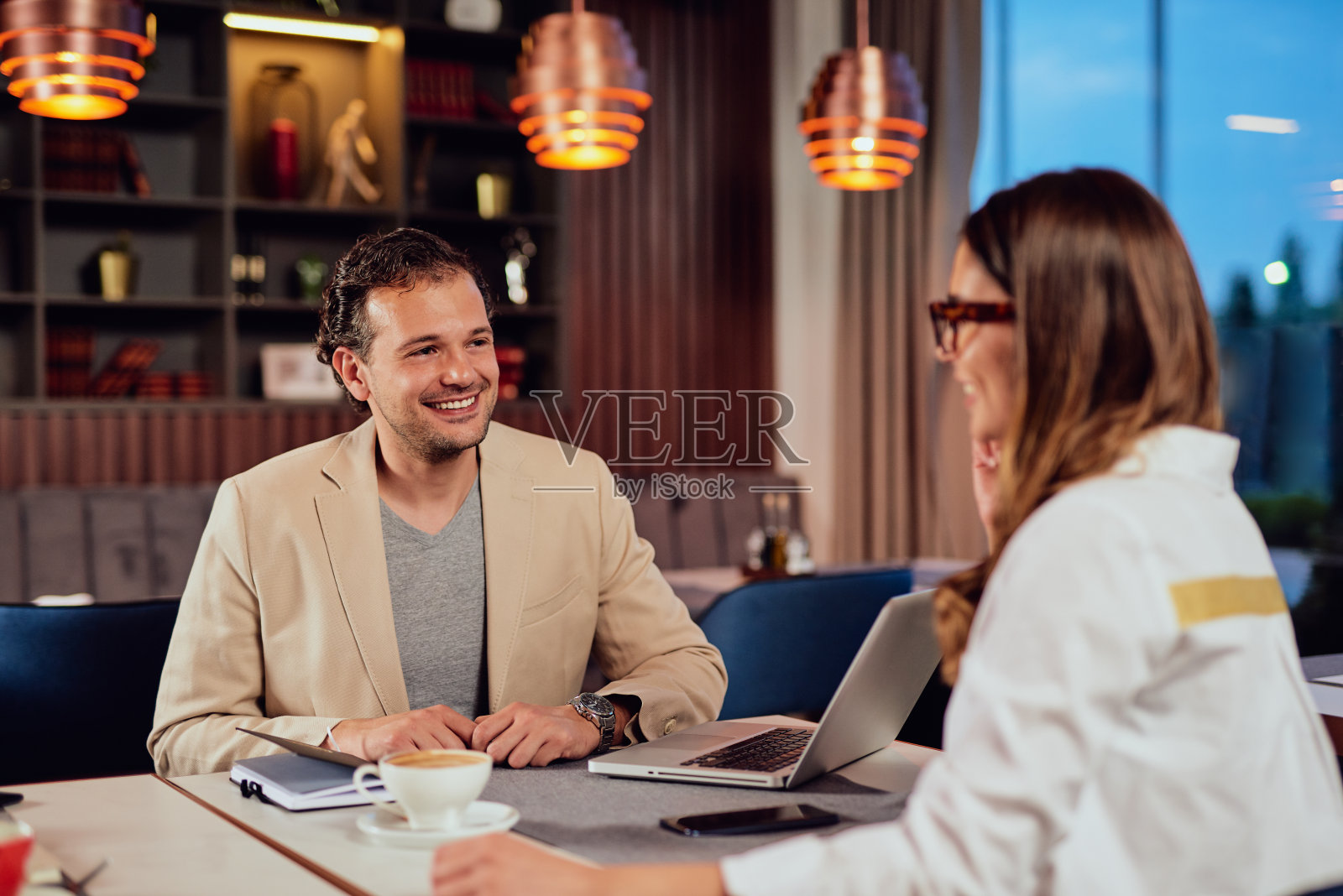 同事在餐厅讨论项目照片摄影图片