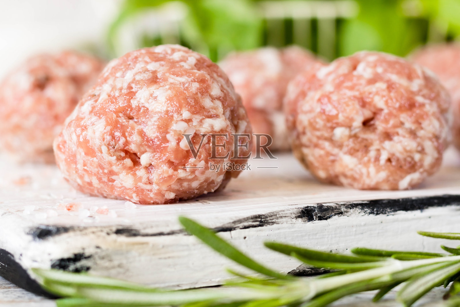 新鲜牛肉和猪肉肉丸照片摄影图片