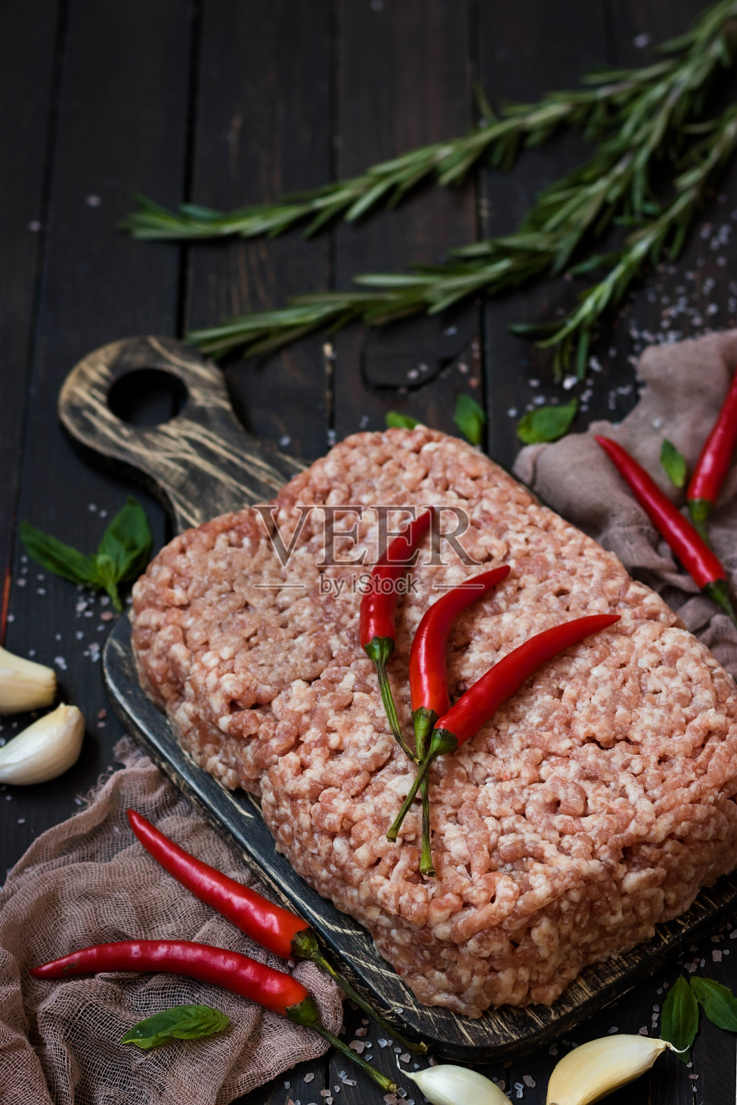 生肉，新鲜的香草和粉色的喜马拉雅盐照片摄影图片