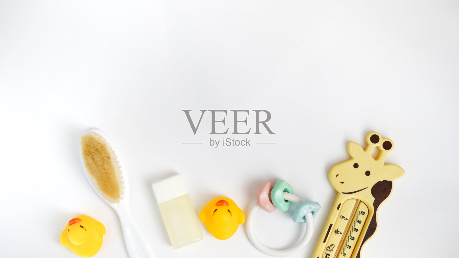 婴儿沐浴产品隔离在白色背景与复制空间。平铺肥皂条、黄色橡皮鸭、液体肥皂、玩具照片摄影图片