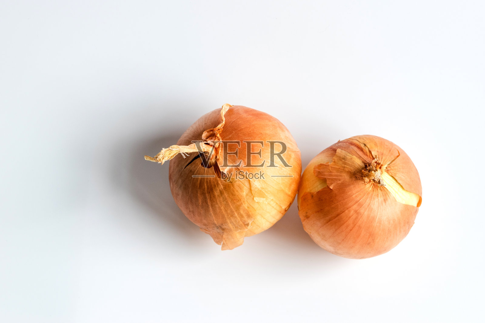 白色背景上的黄色洋葱照片摄影图片