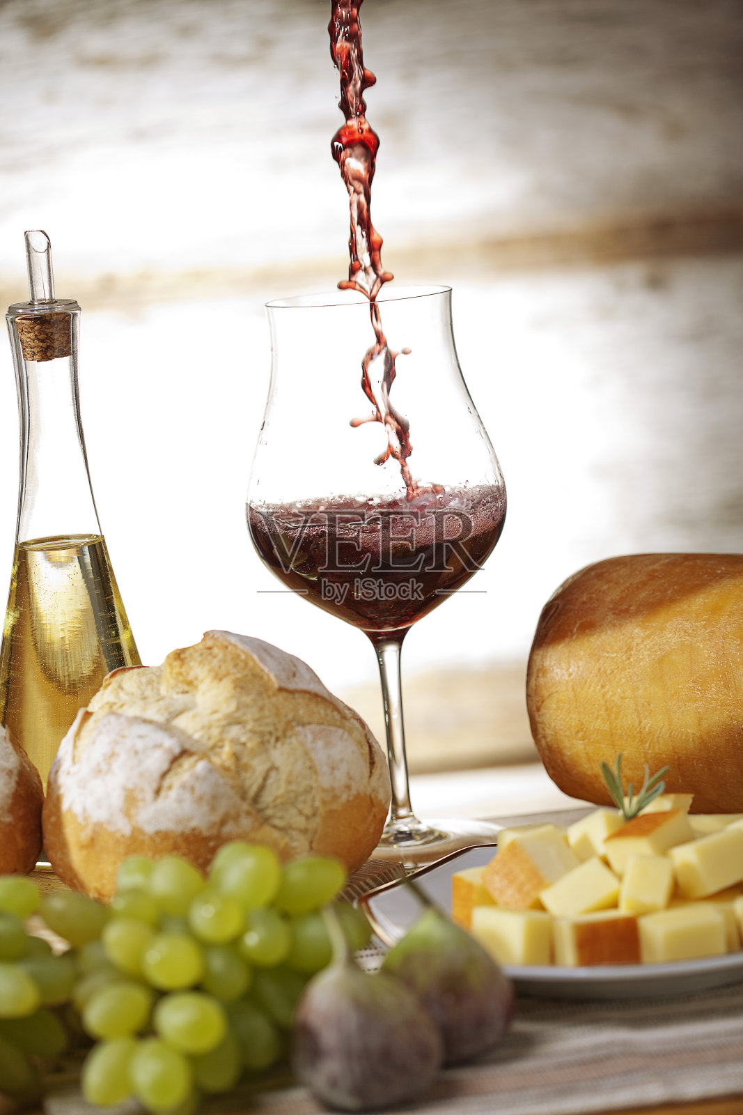 波萝伏洛干酪配红酒、葡萄和意大利面包照片摄影图片
